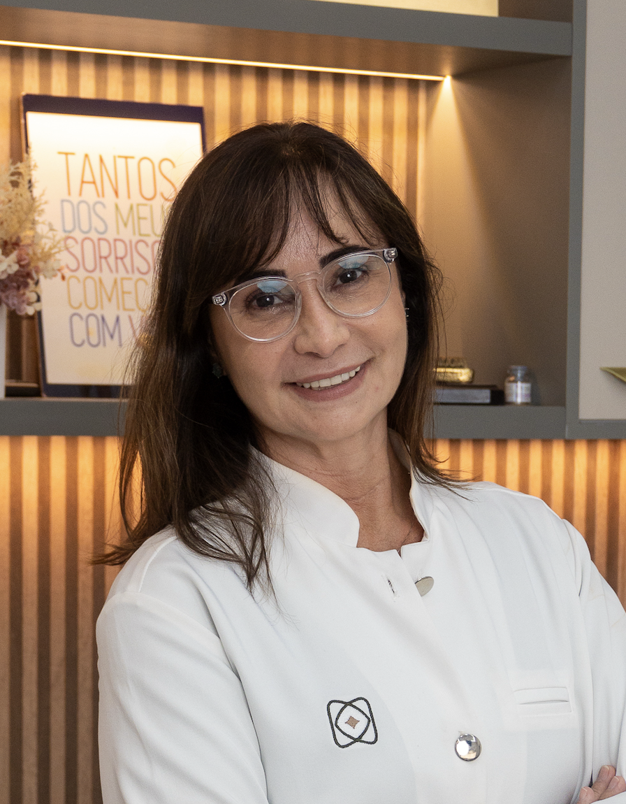 Dra. Márcia Barroso - Cirurgiã-Dentista especialista em Prótese Dentária e Implantodontia